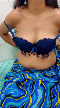Saara styvmamma fingrar video av spruta och orgasm och efter det förför styvson vän kåt i klart hindi