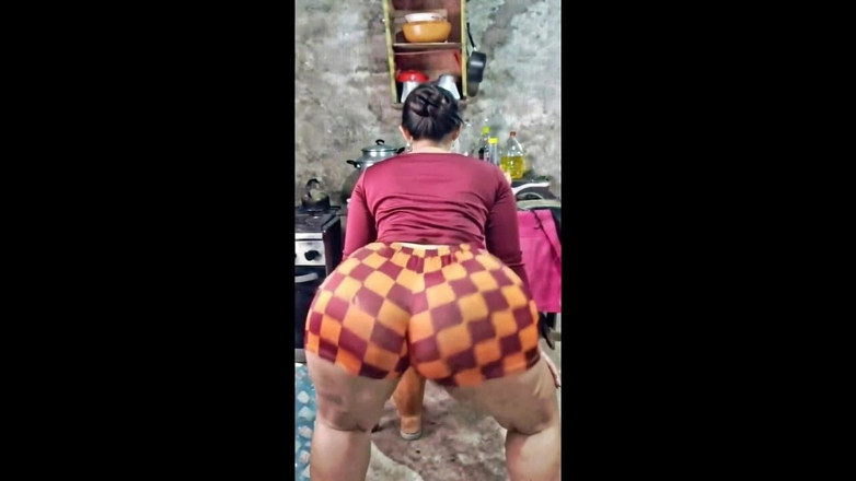 Xprohibidox1: Plaid shorts में बड़े कूल्हे