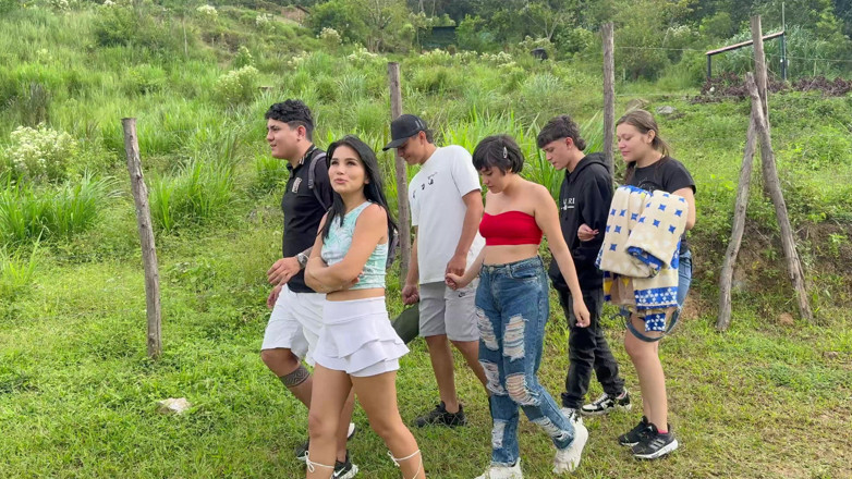 ManuelaAlvarez: Sexo ao ar livre, jovens latinos pagam penitência a uma...
