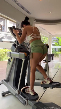 Glutes cvičení v těsných šortkách