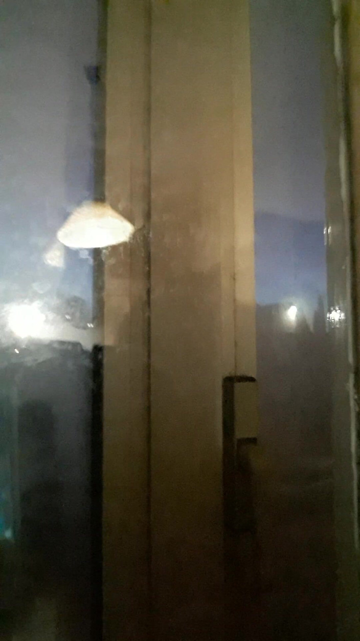 WEBREGINETTA2023: Stojąc na gołym krześle przed oknem