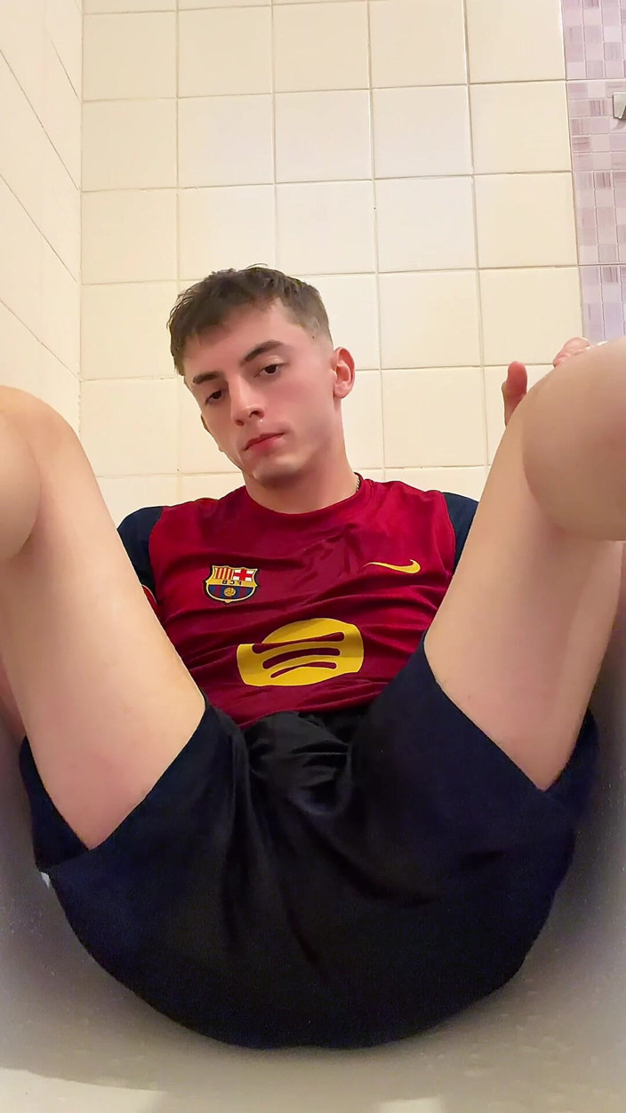 XsTwinkk: Twink Chơi Với Nước Tiểu Và Tiểu Lên Người Mình
