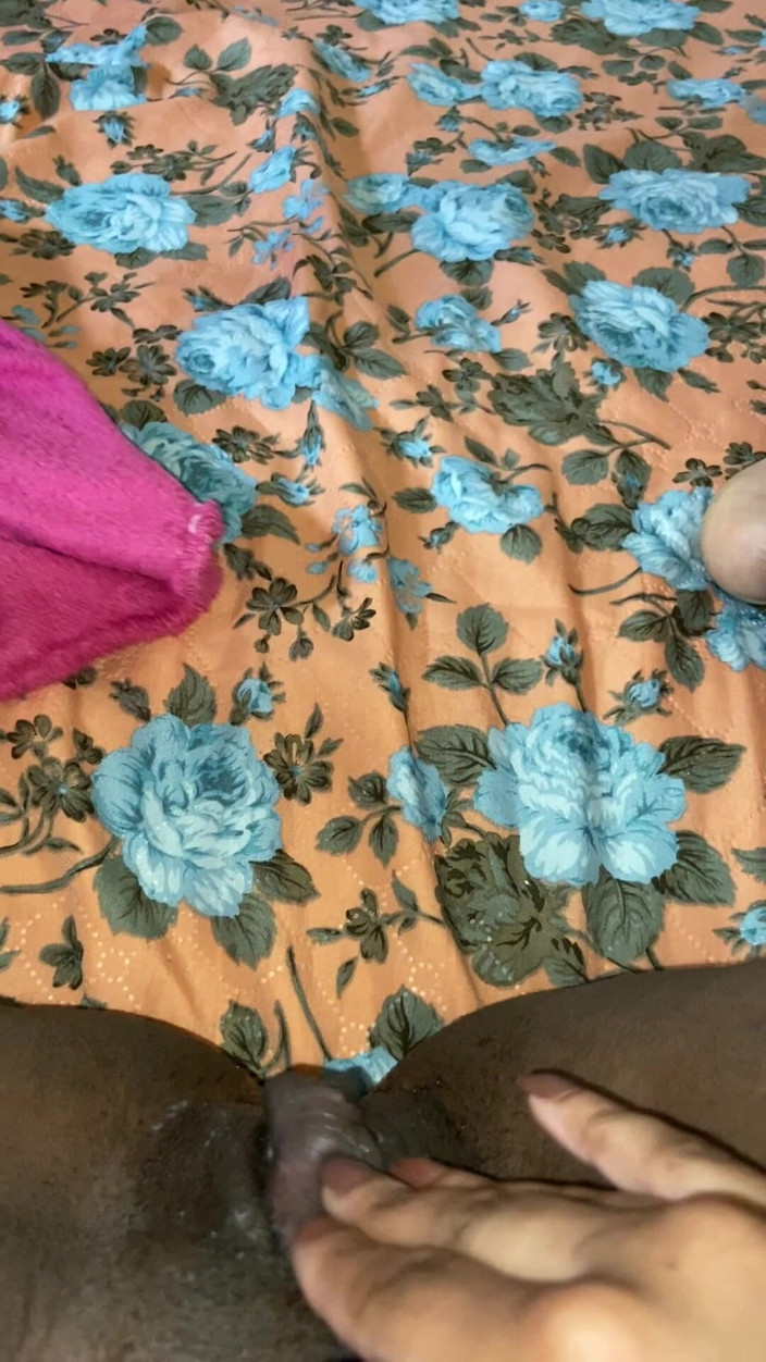 Pretinhagrelhuda: Me Masturbando até Gozar Enquanto Assisto Meu Filme Favorito