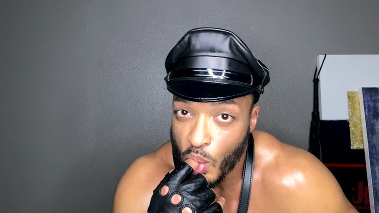 Kinky Bites Gay: Dillon Diaz: 가죽 장갑을 사용하여 구멍을 뚫고 자지를 우유로 짜내네