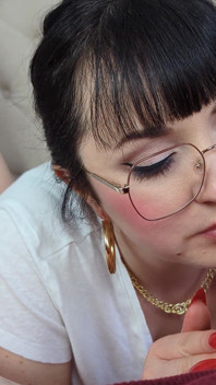 (698) En primer plano, pajeando uñas rojas y gafas para los ojos mamada: ¿cuánto tiempo puedes durar? Dame Olga (4k)