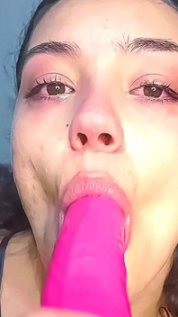 Ragazza del college calda fa un deepthroat a un dildo e continua a chiedere sborra in faccia