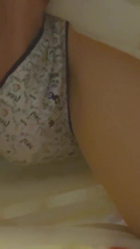 Omg! Zakar kotornya di bawah skirt di subway