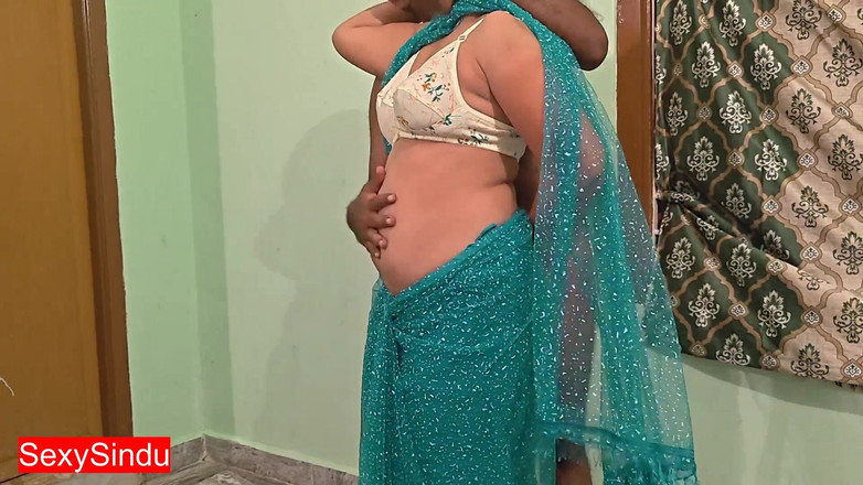 Sexy sindu: Sexy bhabhi en sari transparente mostrando ombligo caliente