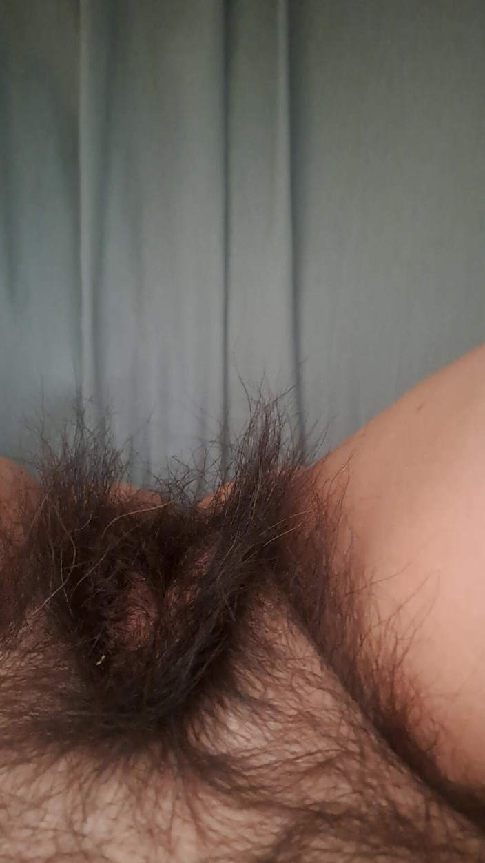 Mommy big hairy pussy: 털이 무성한 보지를 만지는 밀프