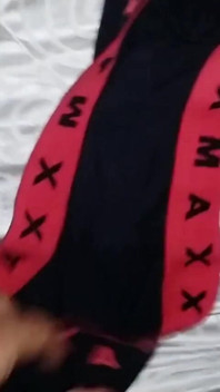 Dc3 Młoda dziewczyna w rajstopach bawi się z mężem w łóżku