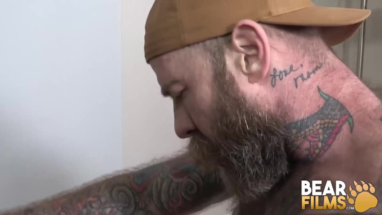 Bear Films: BEARFILMS. L'orso inchiostrato Jack Dixon scopa senza preservativo il peloso...