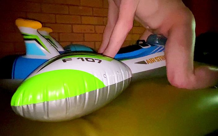 Aussie bi boy: Blue intex air strike avion baise sur un lit à eau