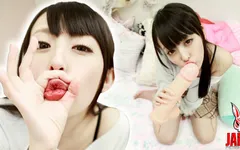 Los labios tentadores y las travesuras con consolador de Ikumi