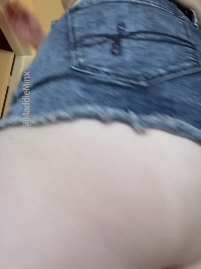 Maddie Minx productions: Fat Ass Denim Face Tease