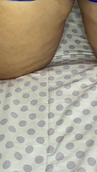 Grabo a mi madrastra mientras juega en la cama con polainas