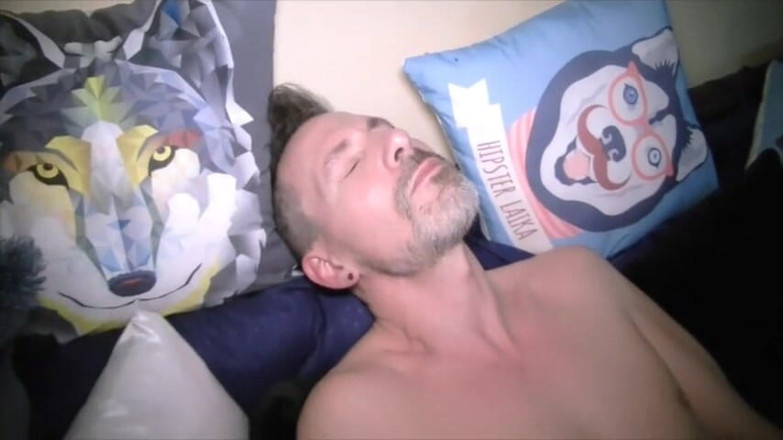 Gaybareback: Сексуальний красунчик відтрахав зрілого тата