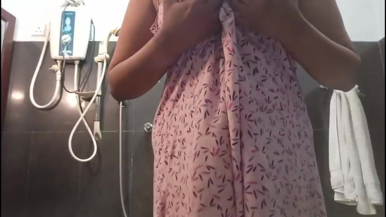 Anne White: Famosa atriz indiana Anne Musterbating na cama com peitos grandes...