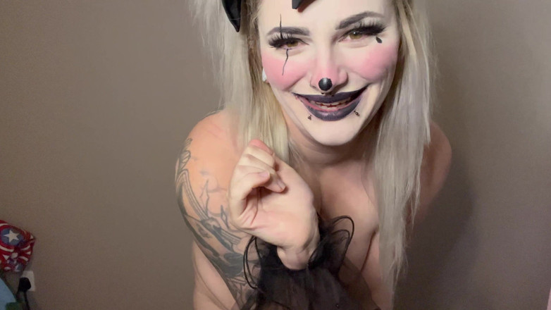 EeveeXo: Clown flicka burping striptease