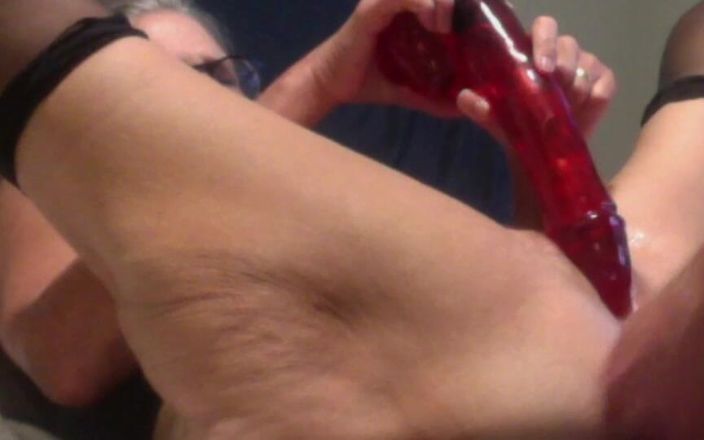 Squirting Senior: परिपक्व को उसके बड़े लाल डिल्डो के लिए पर्याप्त नहीं मिल सकता