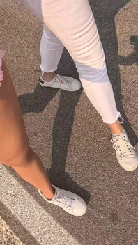 Spijkerbroek samen natmaken op een wandeling op blote voeten