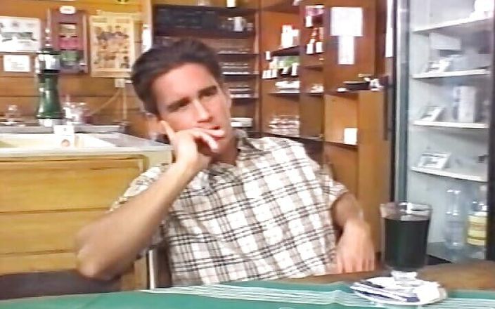 Vintage Babes: ラテックスウェイトレスは、彼女のGFと遊んだ後、カフェで叩かれた