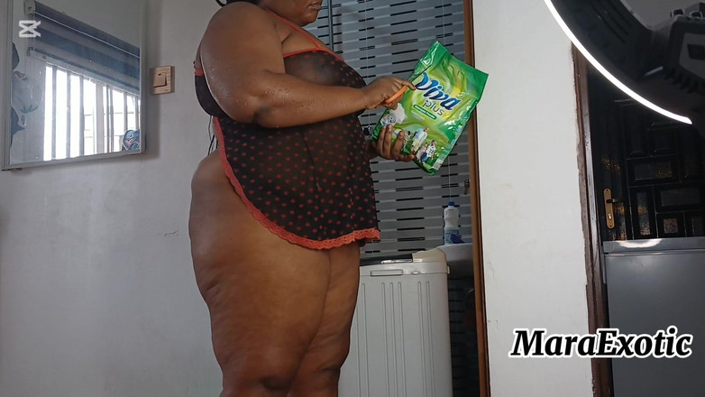 Mara Exotic: Seksowna murzynka nigeryjska milf w bieliźnie robi pranie - Mara Exotic
