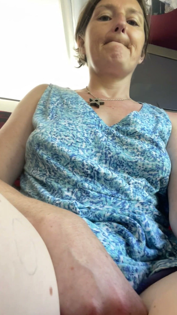 MistressWriggler: 継母はバスの後ろで臭いアソコを弄り、臭い指を嗅いで吸う!