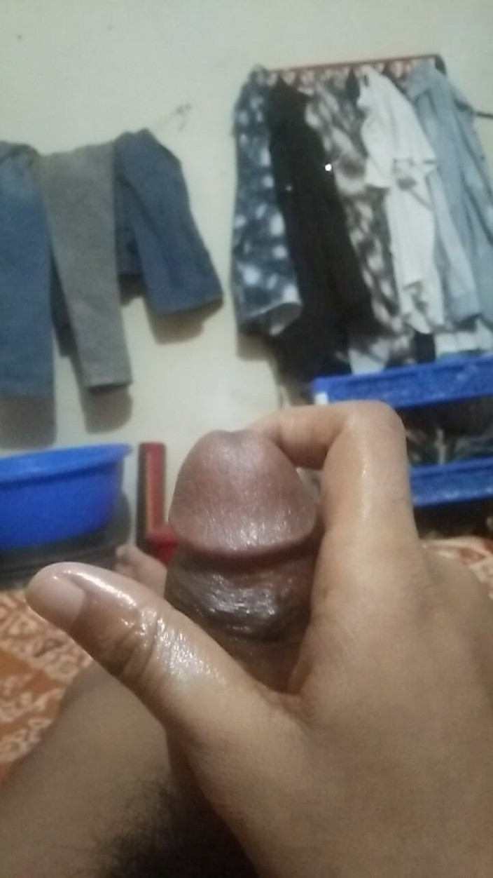 Viral_tiktokar: Aku lagi asik ngocok kontol di kamarku.