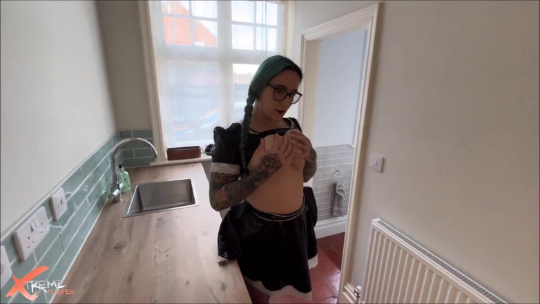 Elizabeth Hunny: Шаловливая горничная раздевается для тебя