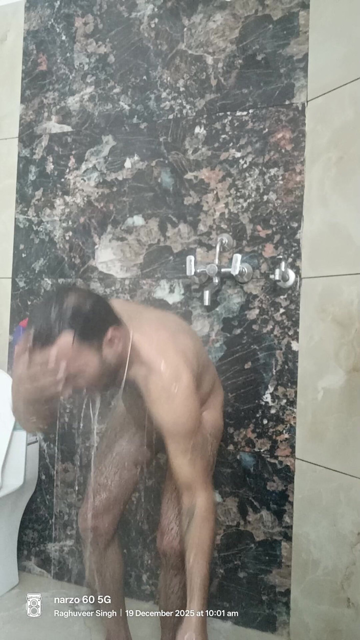 Rajasthani-old-lover: Indyjski policjant pod prysznicem