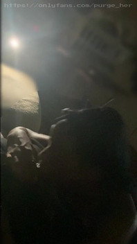 Linda chica descuidada en garganta