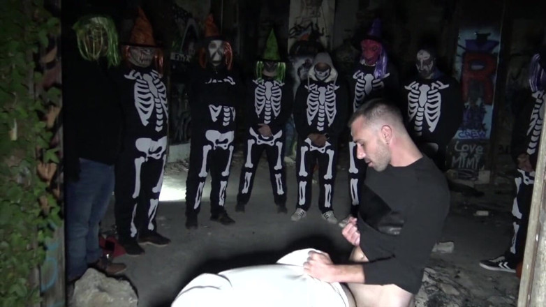 When straights boys fuck their gay friends: Fucked bareback by straight for Halloween night