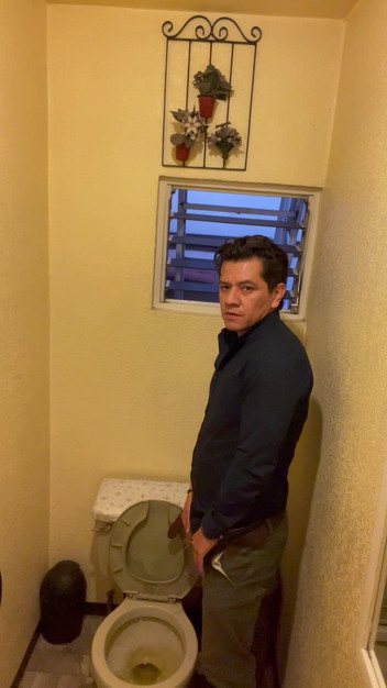 PropertyofMilton: पेशाब, कार्यालय में पेशाब करना