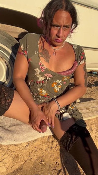 Tesão de puta em sundress masturba e goza no quintal