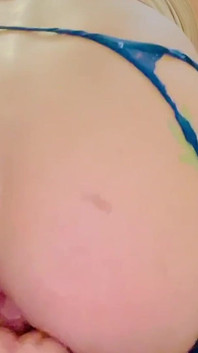 Sexy Crossdresser roztahuje její zadek Jako dobrá malá Sissy.