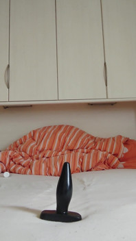 Collants fins et plug anal dans le lit 1