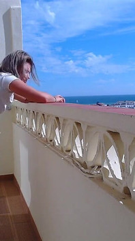 Fit orta yaşlı seksi kadın sigara içerken balkonda sikiliyor ve amına boşalıyor