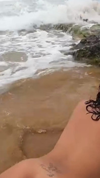 Gadis semok spanyol lagi asik ngentot di pantai sambil nonton