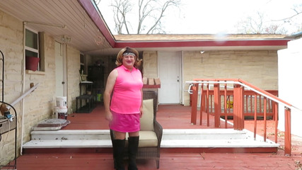 BBW nurse Vicki adventures with friends: Brittney CD memodelkan pakaian merah jambu barunya dan but