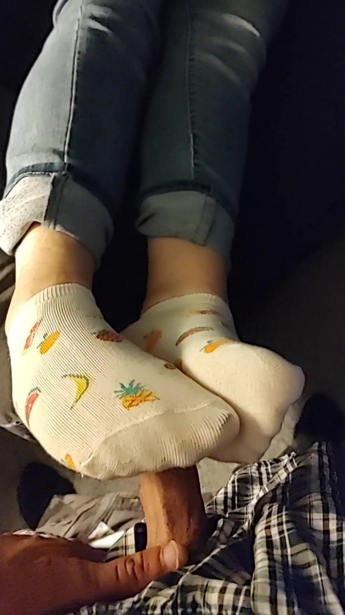 SocksAddict69: Footjob stoking buku lali putih dengan stoking - pancutan mani pada...