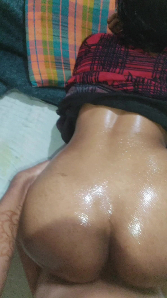 indian hot couple: Een zeer heet weelderig lichaam buurmeisje wordt op zijn hondjes...