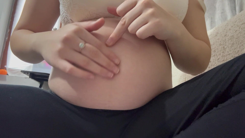 AmayaMori: Moje těhotná nevlastní sestra si hraje s břichem a aplikuje...