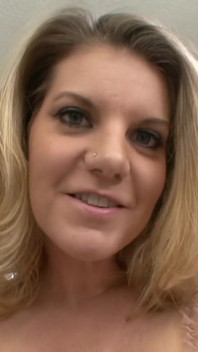 Rondborstige Kayla Quinn vindt het heerlijk om hard geneukt te worden door een grote lul!