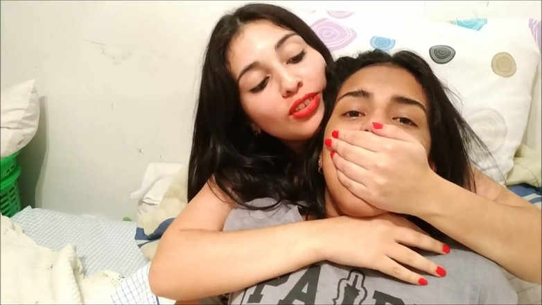 Selfgags Latina Bondage: Plivat a honění s uctíváním ruky - část 1