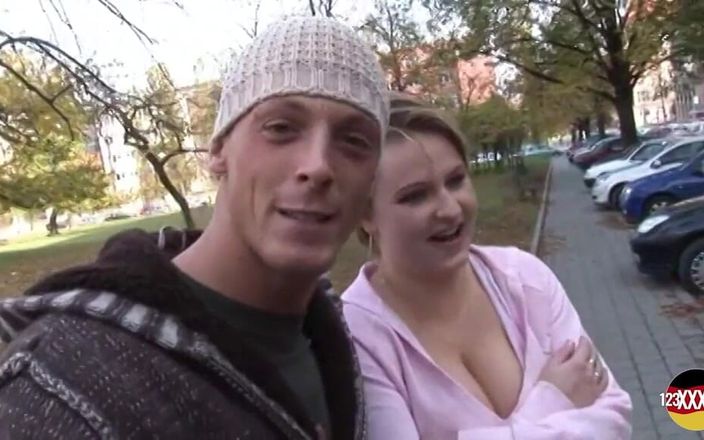 German amateur - 100% German hardcore videos: गोल-मटोल रंडी को पीछे की ओर उन सेक्सी घुमावों को उछलना पसंद है