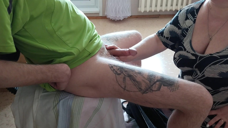 Zona901: The fat woman rubs her ass on my penis after...