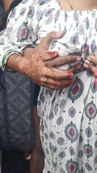 Soție indiană cu țâțe mari care alăptează futută cu sex complet dur în poziția capră