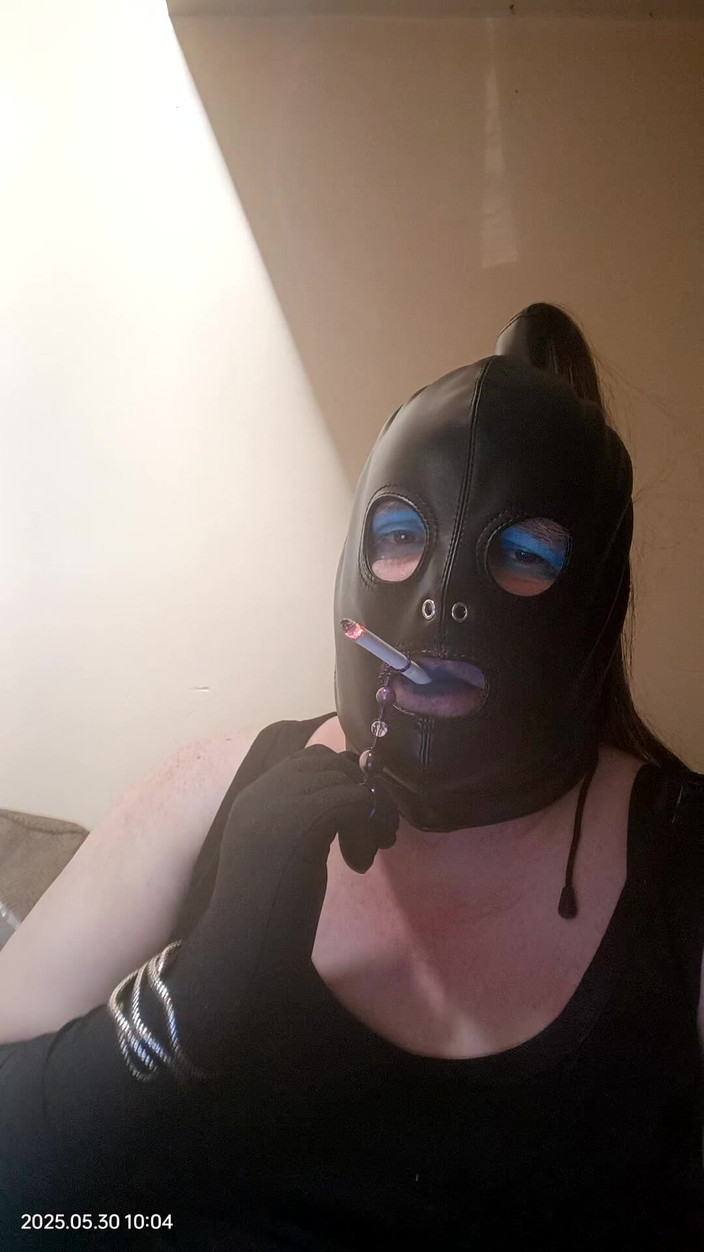 Stephanie-Nicole-TV: BBW TV fumând o țigară folosind un suport de inel și vorbind...