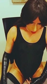 Sexy travestita in costume da bagno che si tocca per la telecamera