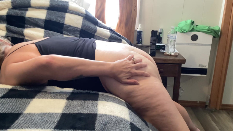 Sallylittle75: 彼は感謝祭の七面鳥のように私の尻を詰め込んだ